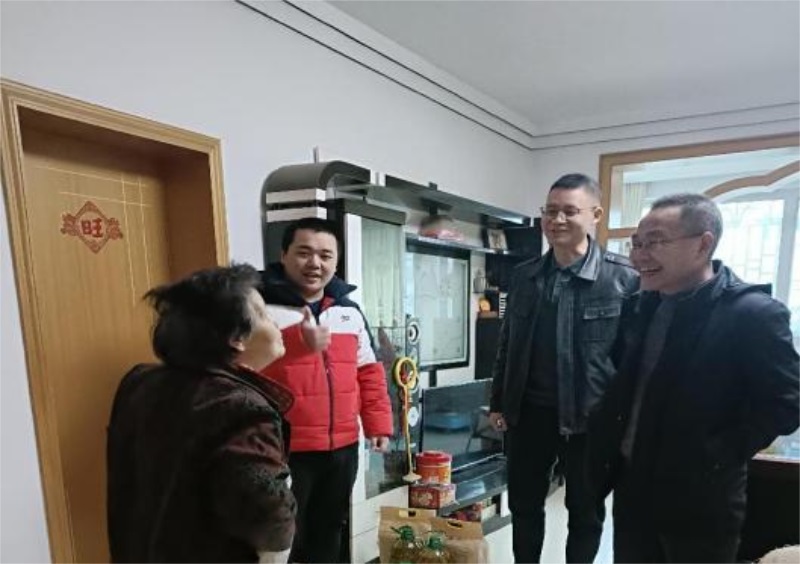春节走访慰问 情暖困难党员——邵东市公路建设养护中心开展走访慰问困难老党员活动