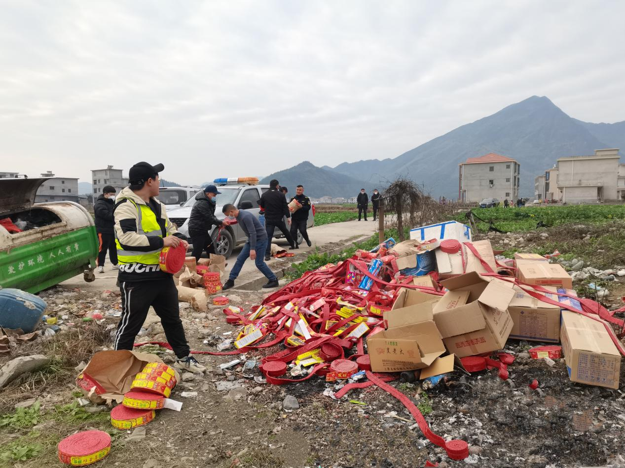 洞口县毓兰镇集中销毁非法烟花爆竹