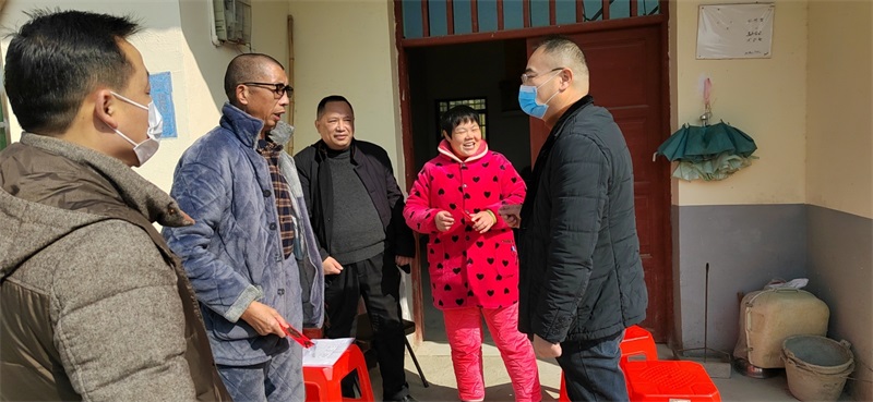 暖阳底下送“春风”——邵东市社保中心开展春节走访慰问活动