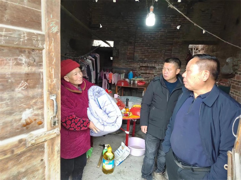 新邵县巨口铺镇发放冬春救助物资，为困难群众寒冷冬日添暖意