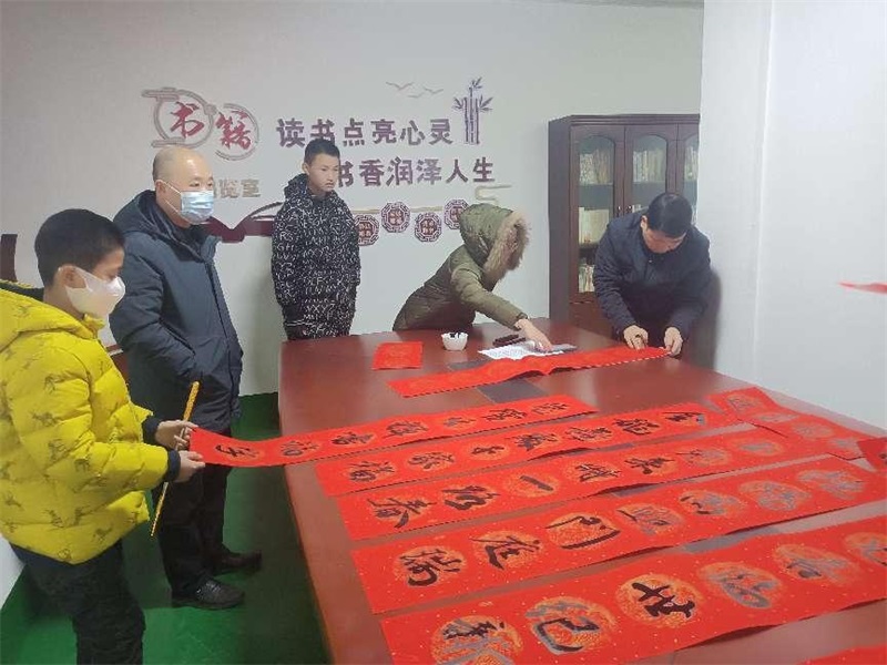 邵东市两市塘街道文化社区新时代文明实践站开展“我们的节日 迎新春 送春联”主题活动