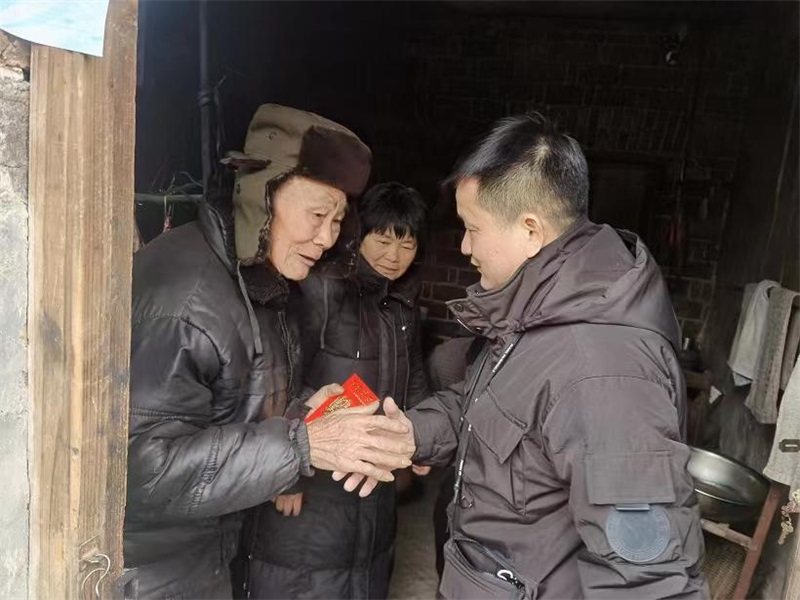 寒风刺骨，春风暖人心——隆回县横板桥镇立志村驻村工作队开展走访慰问活动