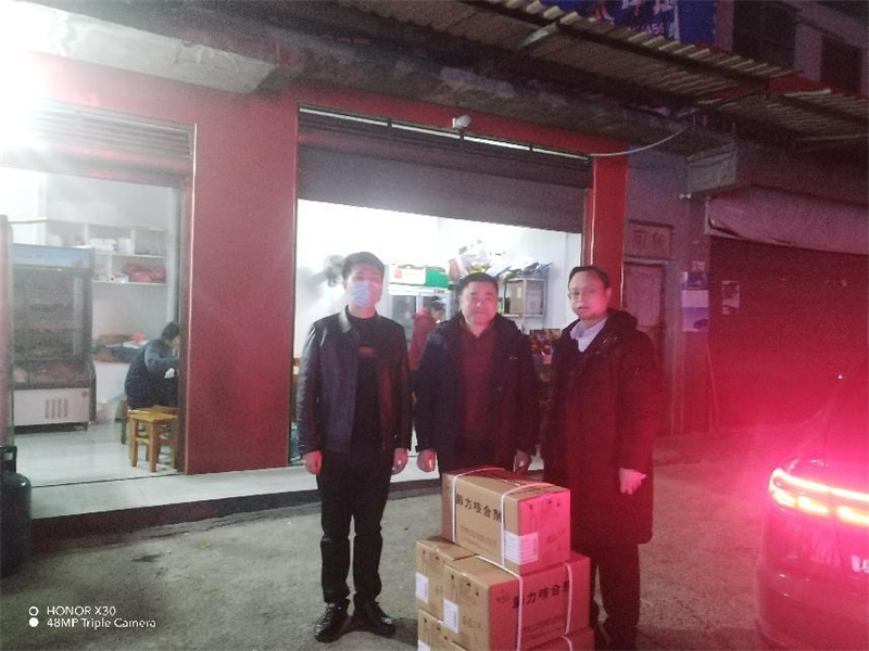 洞口县江口镇乡贤为家乡捐赠新冠药品