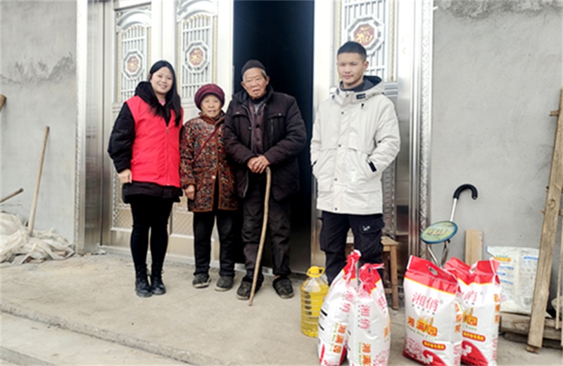 邵东市行政审批服务局开展帮扶救助送温暖“春风行动”