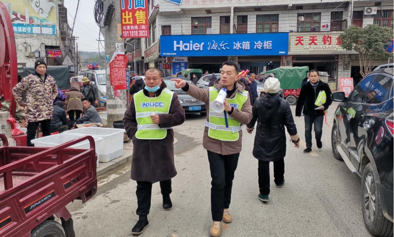 ​新邵县小塘镇：党员干部在一线，疏堵保畅护平安