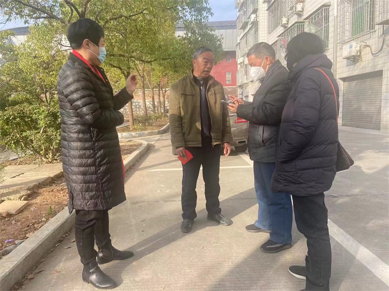邵东市人社局退休党支部开展“迎春送暖”走访慰问老党员和生活困难党员活动