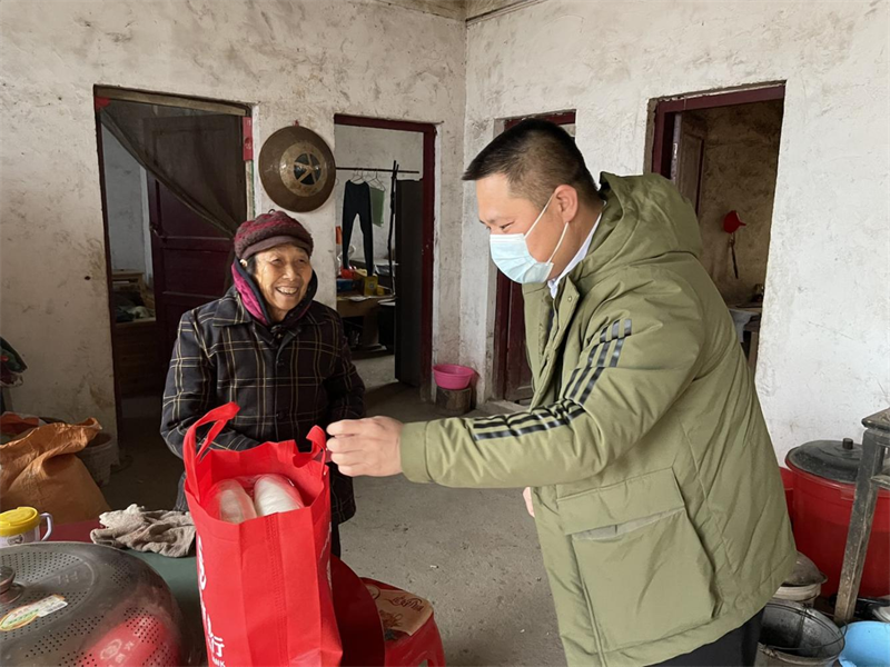 洞口县农商银行在乡村振兴帮扶点开展春节前走访慰问活动