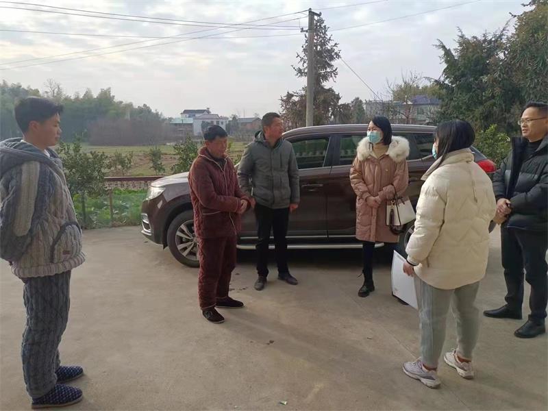 洞口县花古街道团工委联合共青团县委开展走访慰问困难团员活动