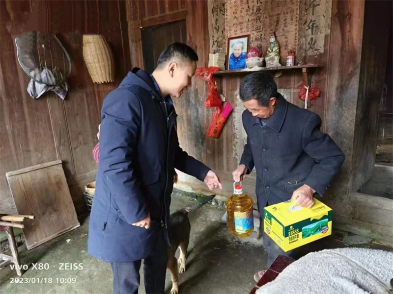 洞口县渣坪乡走访慰问监测户，爱心帮扶送温暖