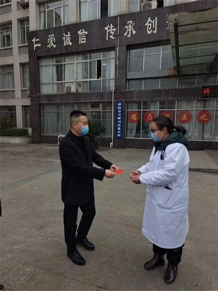 唐建新一行慰问洞口县中医医院引进人才左文娟