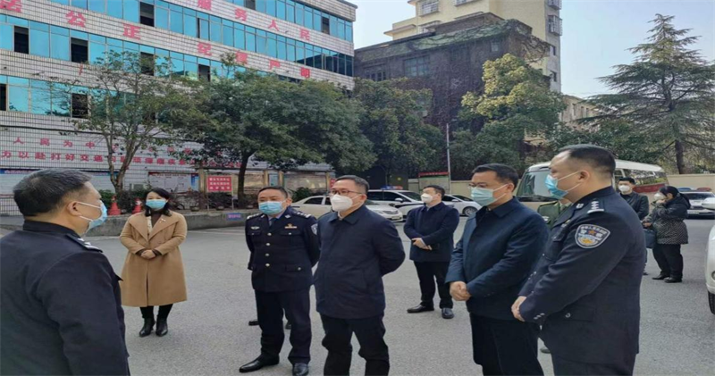 邓涛一行看望慰问一线执勤交警