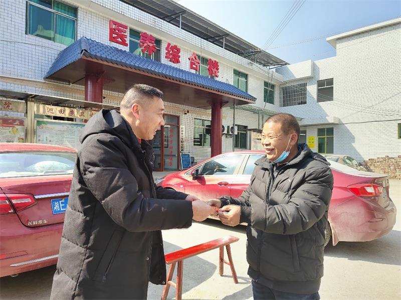 新宁县巡田乡卫生院开展走访慰问退休老干部及困难职工活动