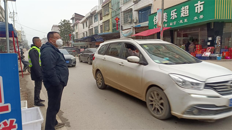 洞口县岩山镇：春节不打烊，为交通安全保驾护航