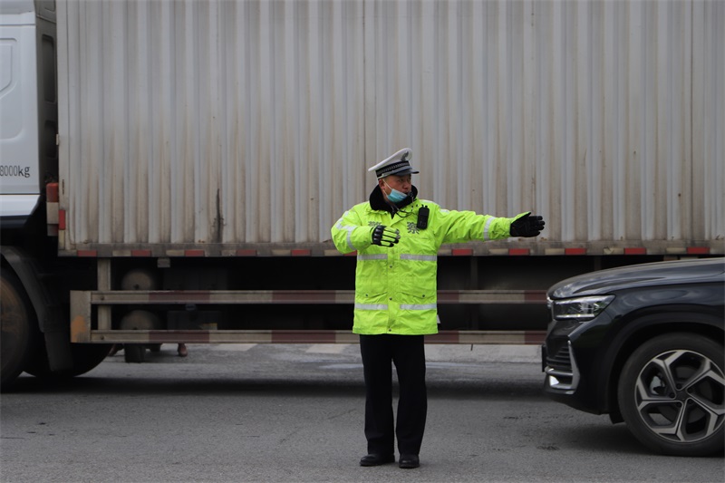 邵东交警圆满完成春节假期道路交通安保工作
