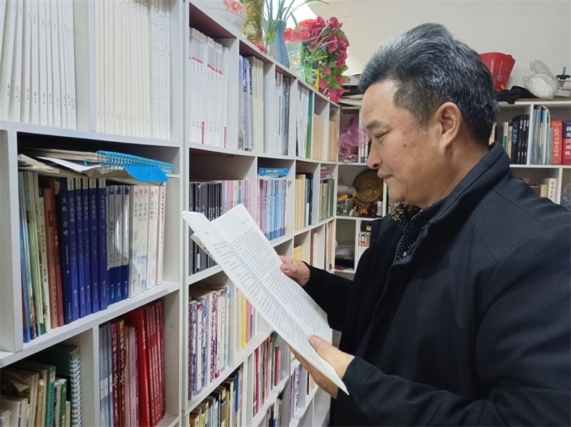 绥宁县：农民诗人袁宏清迎来“三喜”过大年