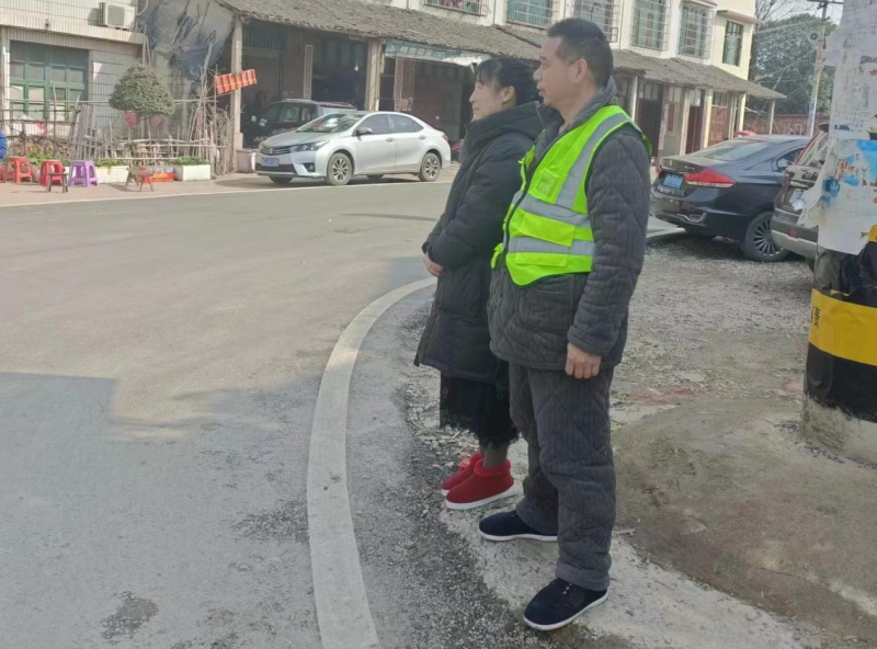 洞口县毓兰镇石桥村成立交通疏导小组破解出行难题