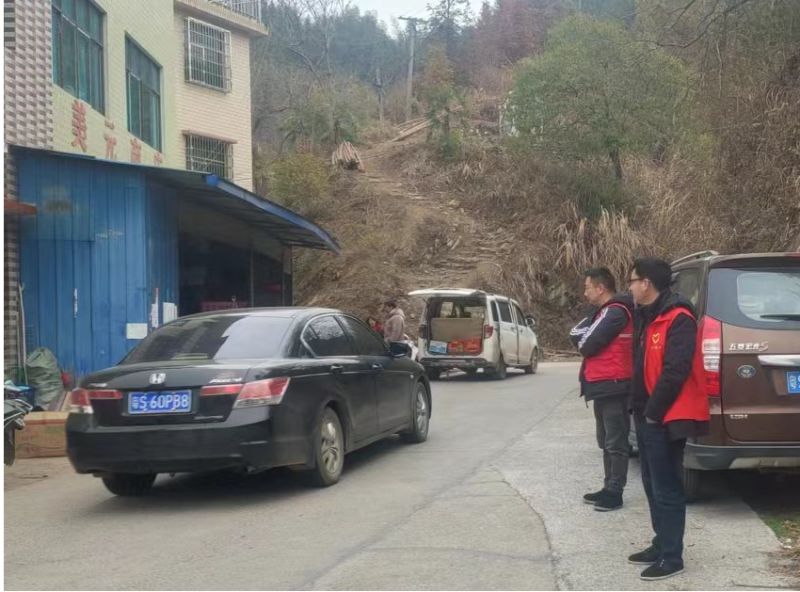 洞口县桐山乡春节组织志愿者对道路交通进行疏导