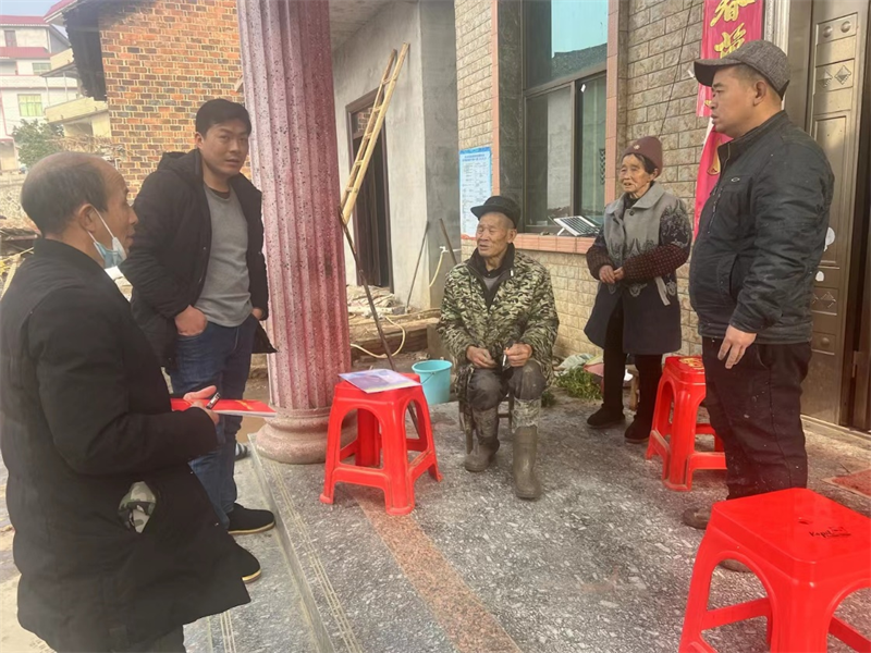 洞口县杨林镇破刀村开展监测户新建房屋安全隐患排查工作