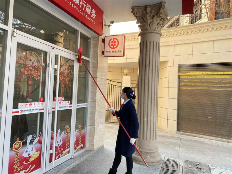 洞口农商银行：全员大扫除，新年展新颜