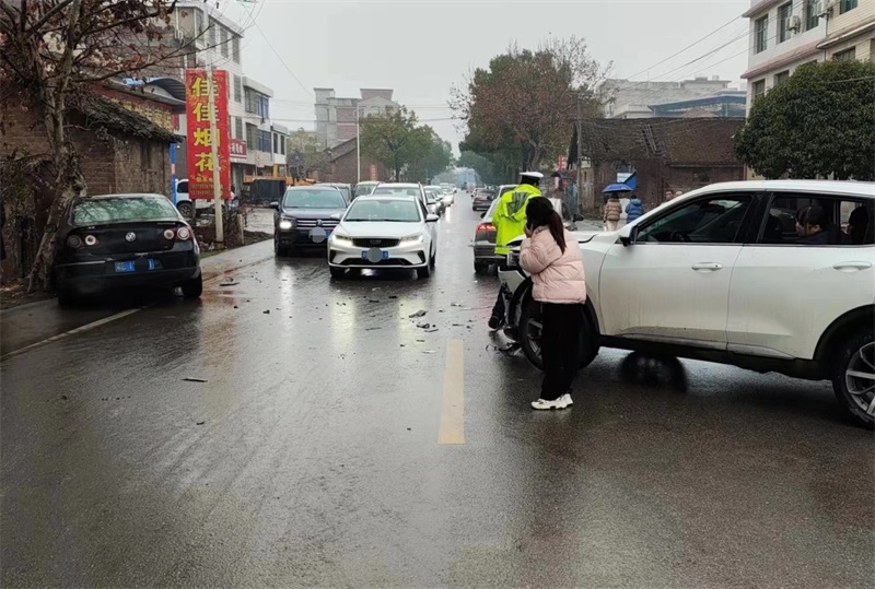 邵东市一司机未按规定让行 撞出一名醉驾司机