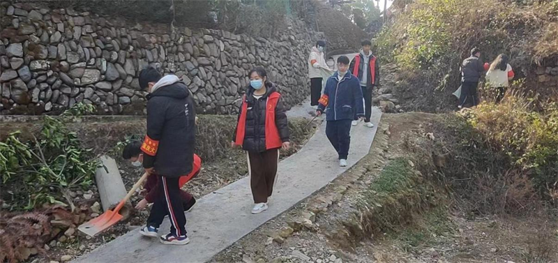 洞口县桐山乡龙桥村组织返乡大学生开展志愿服务活动