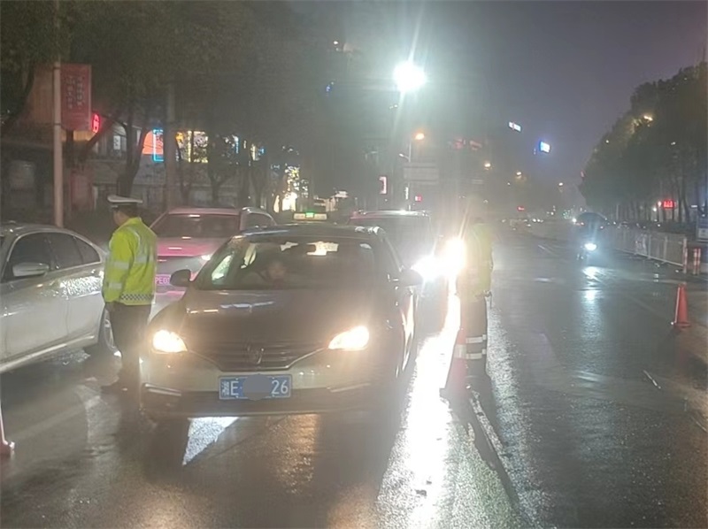 元宵佳节 邵东交警夜查酒驾护平安