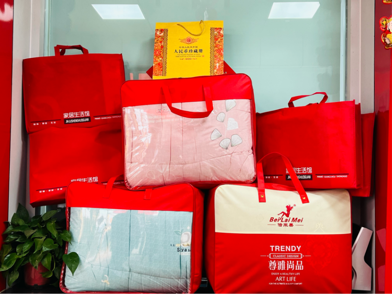 奋发兔强勉励在，情意农商万家暖