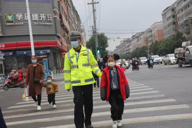 隆回交警：站好“护学岗”，筑牢“安全网”