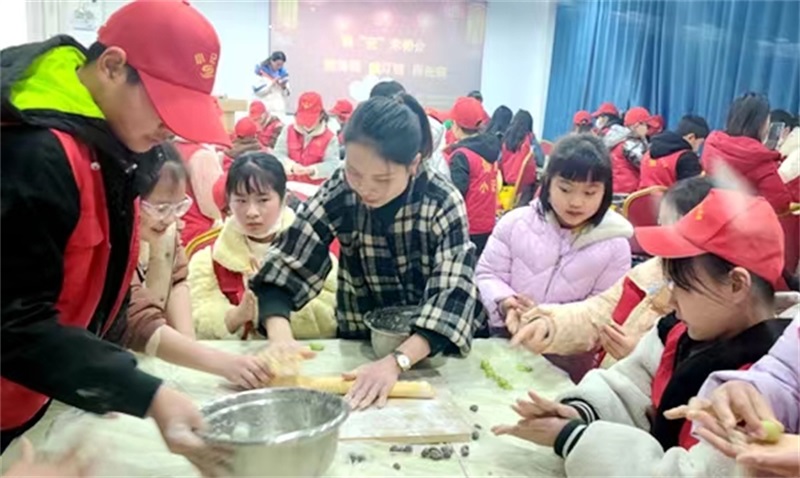 邵东市小记者协会举办做汤圆、猜灯谜、闹元宵活动