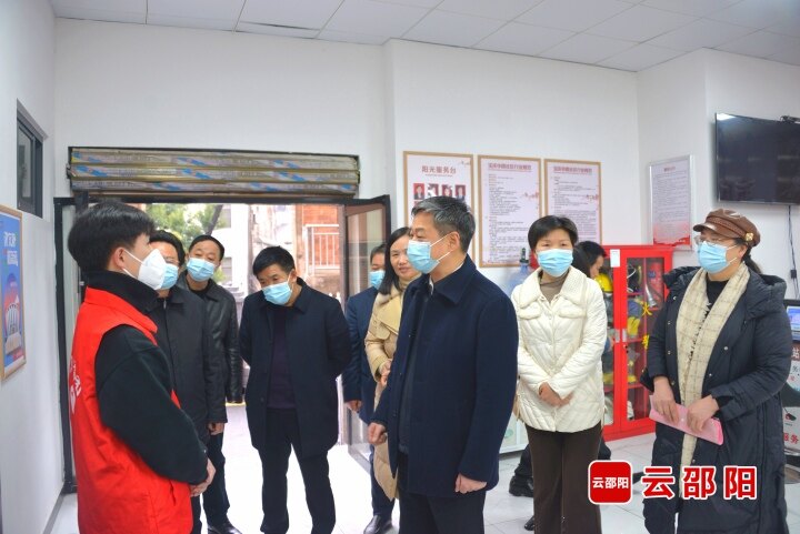 ​严华在市城区暗访全国文明城市创建工作