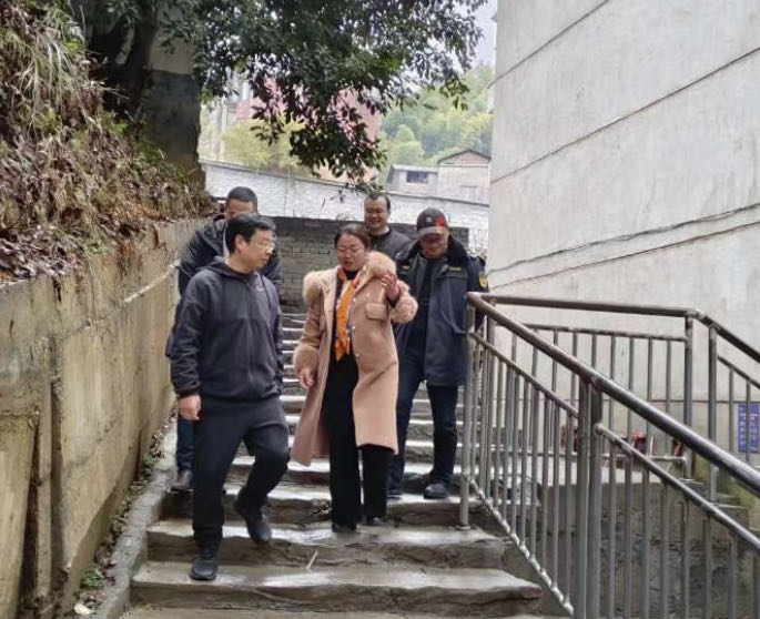 绥宁：谢文远到长铺镇第一小学调研校园食品安全及“两个责任”机制落实情况