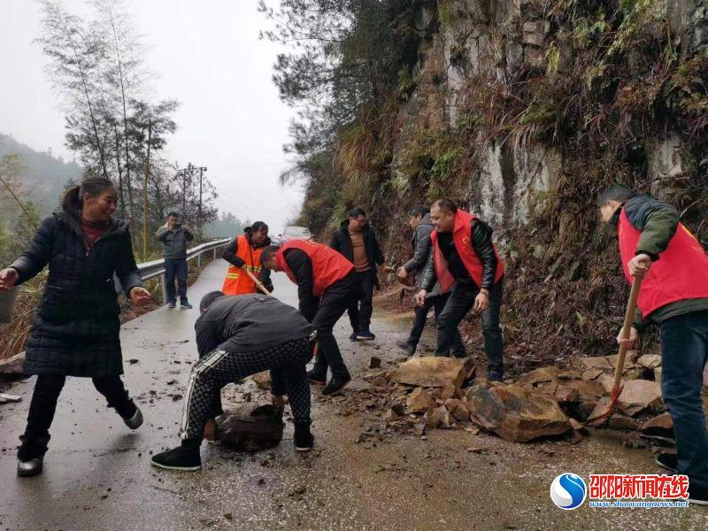 洞口县桐山乡九龙村：清路障 保畅通 护平安