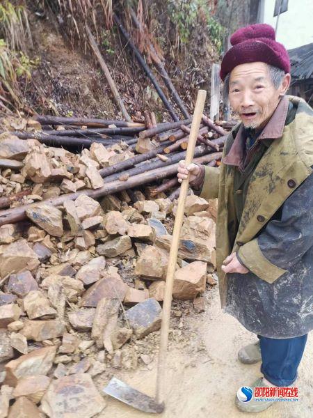 让人感动——洞口县古楼乡古楼村78岁老人清理落石