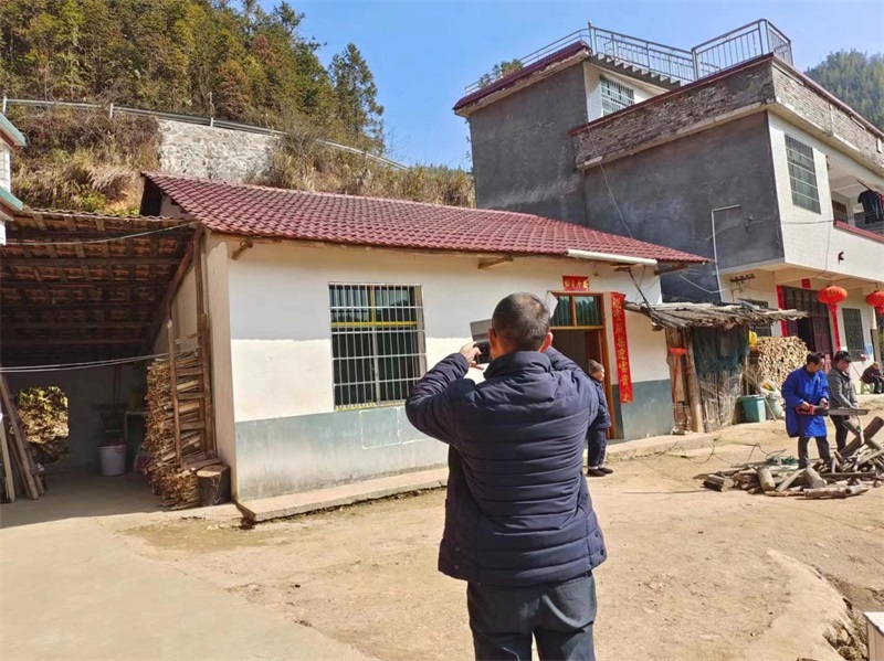 洞口县桐山乡万里村：“一专员一组长”  排查自建房隐患