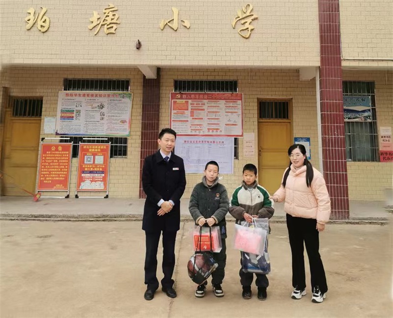 隆回县农商银行到珀塘小学给贫困学生送温暖