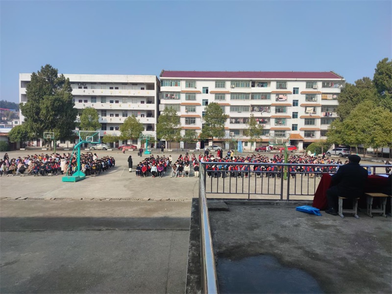 新邵县潭溪镇：法治教育进校园 “利剑护蕾”在行动