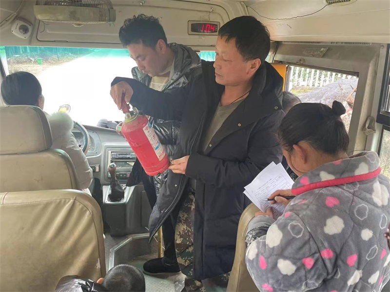 洞口县水东镇中心校开展校车专项检查