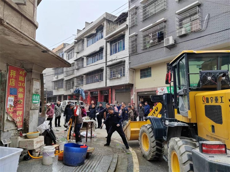 洞口县城市管理和综合执法局集中整治和平老街市场