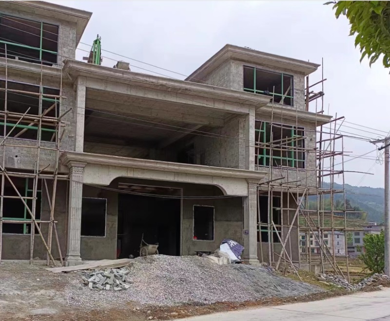 洞口县江口镇开展居民自建房竹木脚手架安全整治工作