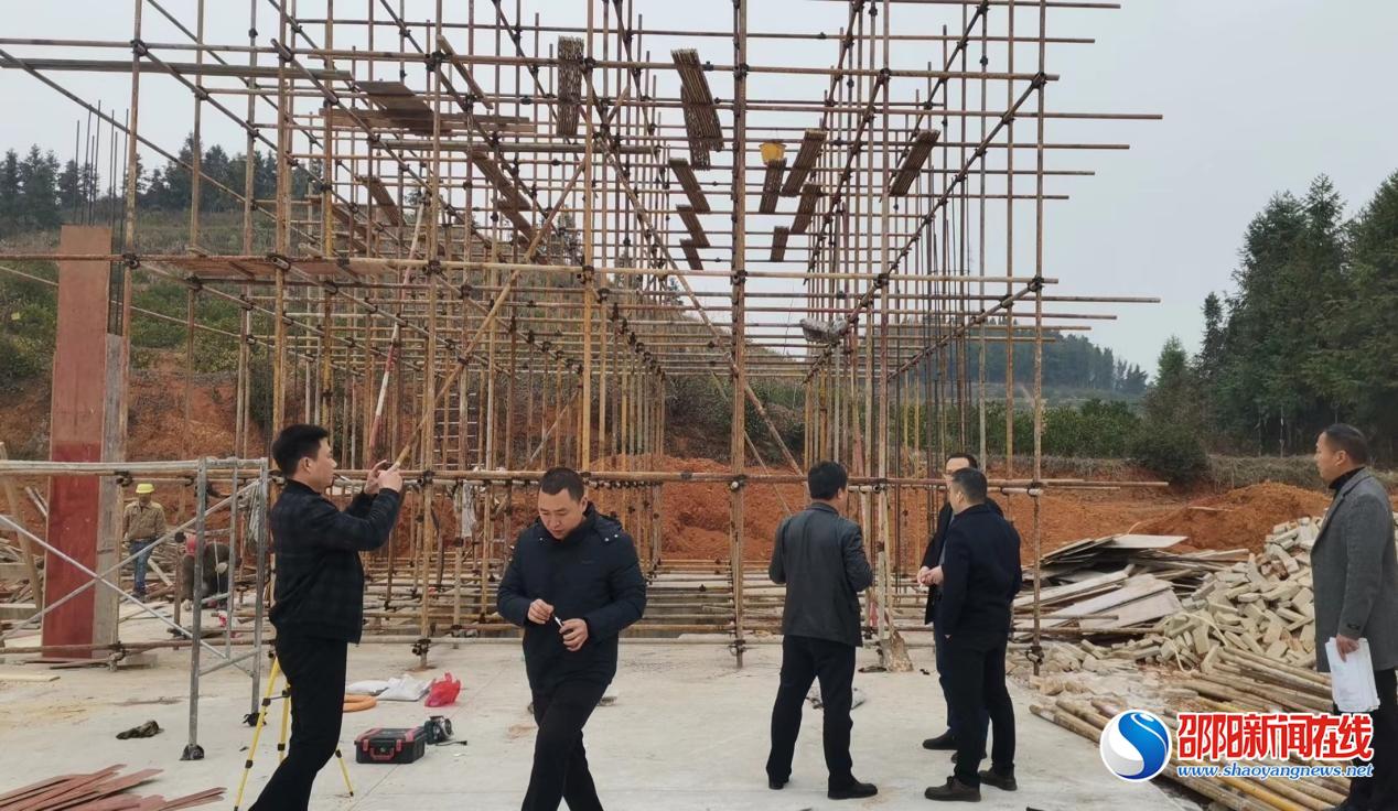 洞口县茶铺茶场管理区开展自建房竹脚手架排查专项行动