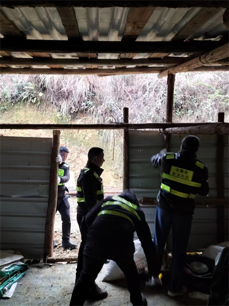 洞口县长塘瑶族乡开展自建房排危拆除工作
