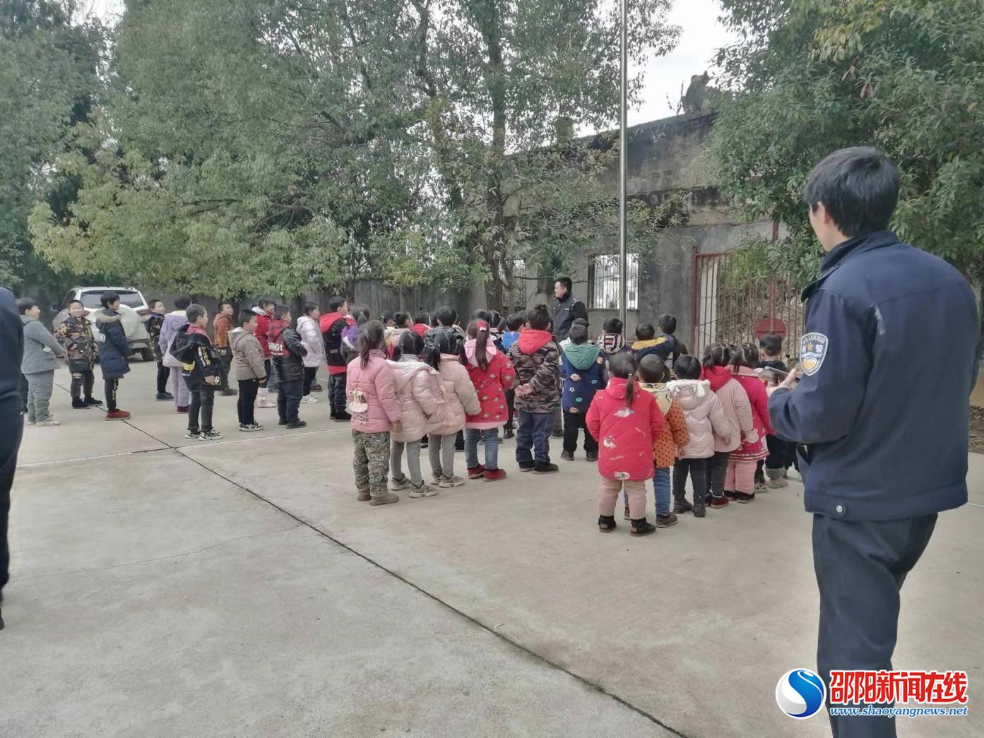 洞口县竹市镇歧石小学开展法治副校长进校园普法宣传活动