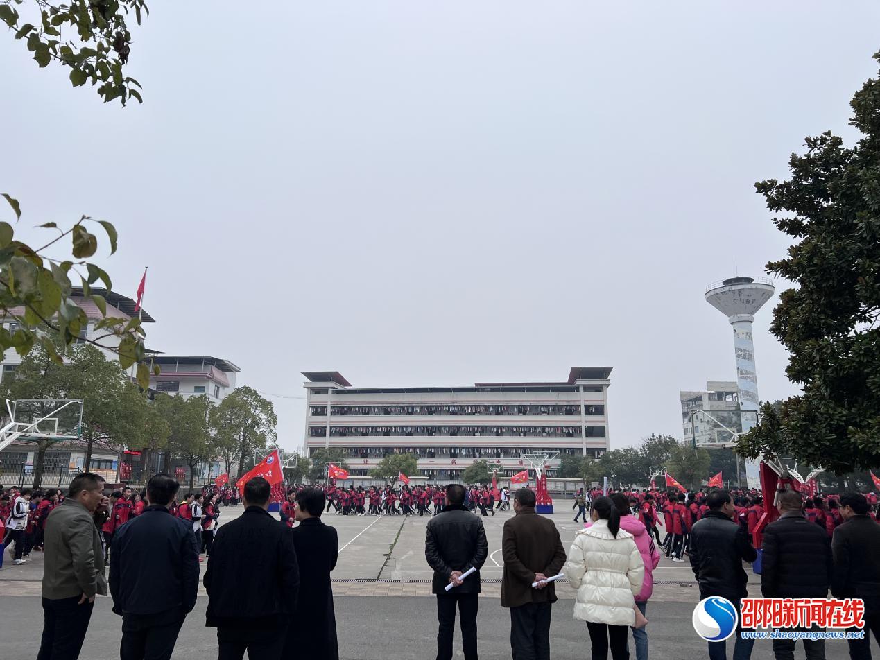 洞口县山门镇组织县、镇两级人大代表到洞口四中开展视察评议活动
