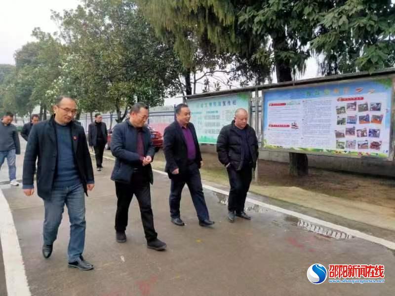 肖黎明赴花园镇中学调研督导平安校园建设工作