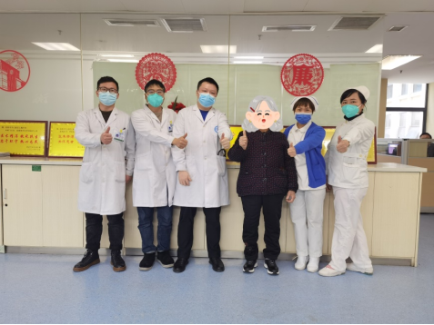 邵阳市中心医院心胸外科团队完成一例高龄患者胸腔镜下肺楔形切除术