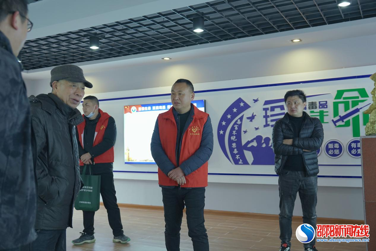 洞口县文昌街道：组织机关干部参观禁毒教育基地