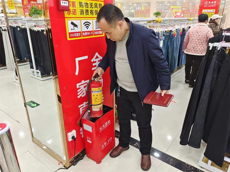 隆回县桃花坪街道应急办开展人口密集场所、大型超市消防安全大检查