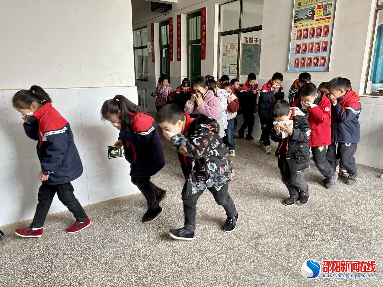 洞口县黄桥镇中心小学开展消防疏散安全演练活动