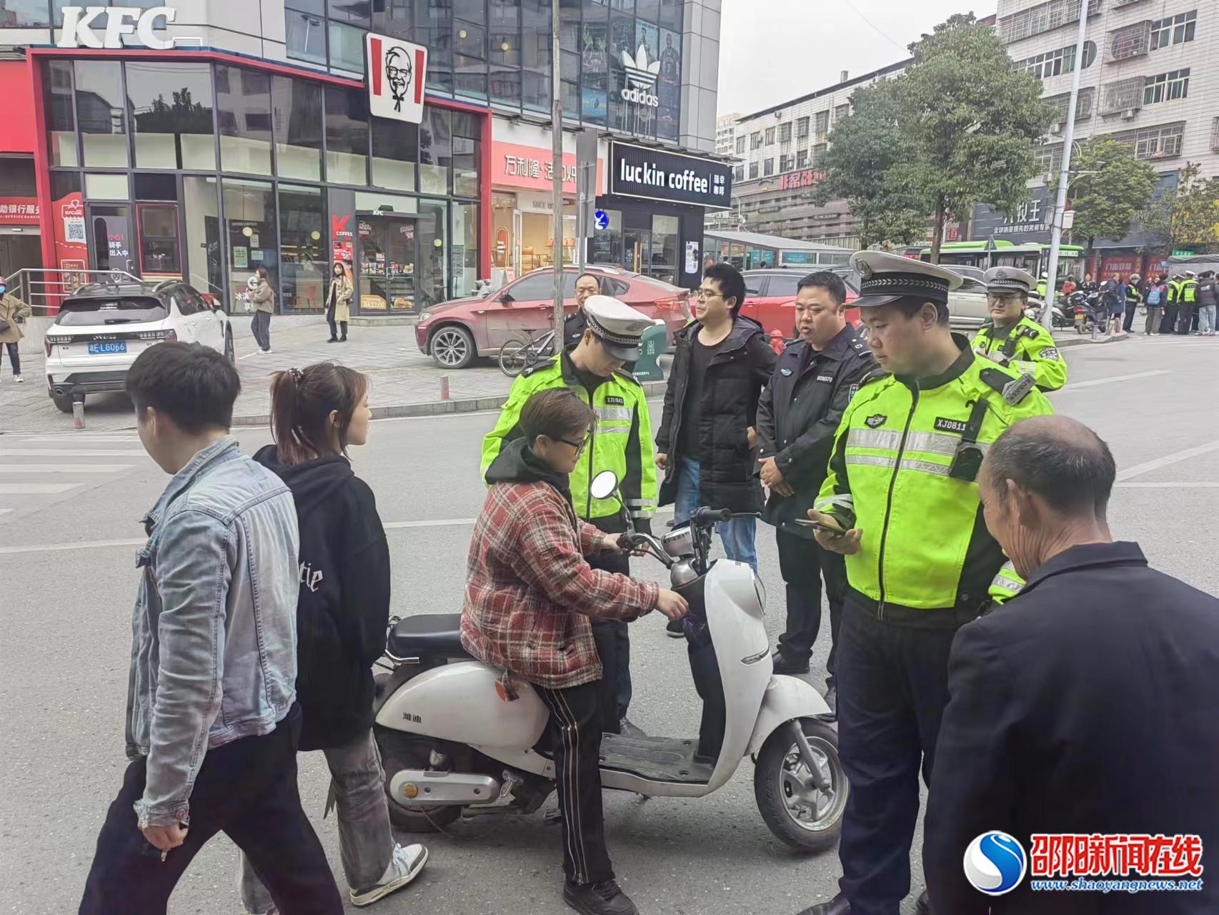 隆回县桃花坪街道联合交警大队开展“戴帽率”联合整治行动
