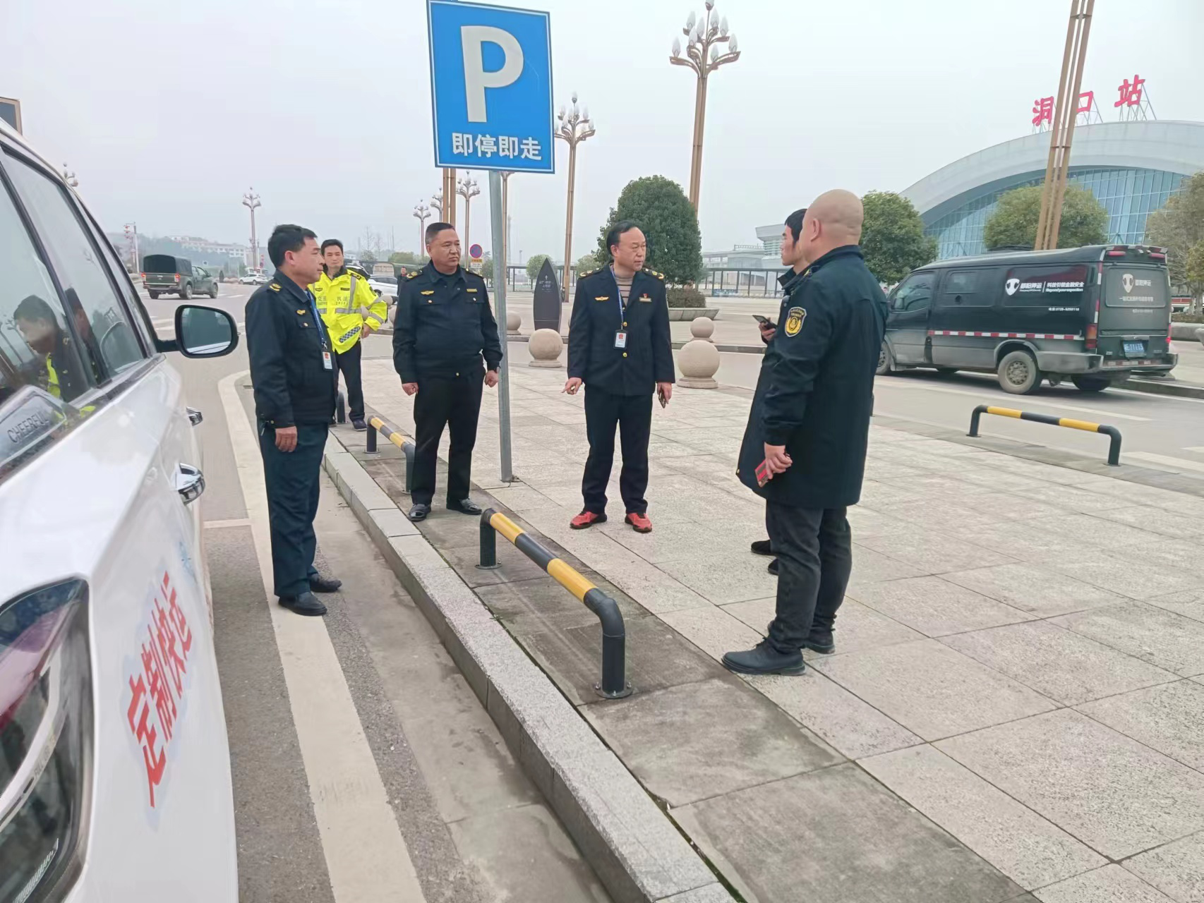 洞口县交通运输综合行政执法大队严厉整治高铁站道路客运秩序